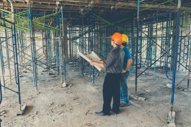 Foreman'la şantiye Binası Projesi konusunda konuşurken mühendisi