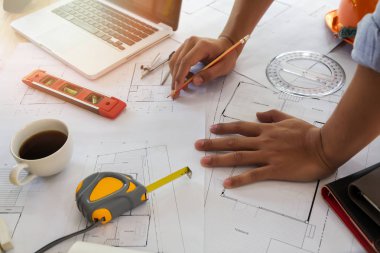 Ofiste plan üzerinde çalışan mimar veya mühendis, mimari konsept