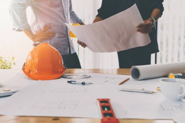 Ofiste birlikte çalışan kendine güvenen bir mimar ekibi. Sonra da masa başında yeni bir başlangıç projesi hakkında tartışıyorlar. Mimar, mühendisle ofisteki proje, mimari konsept hakkında görüştü