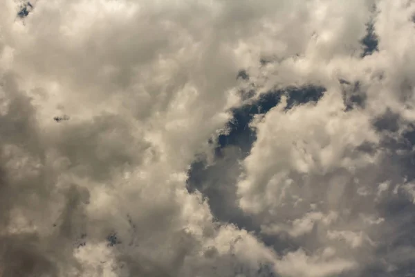 劇的な空暗い嵐の雲 — ストック写真