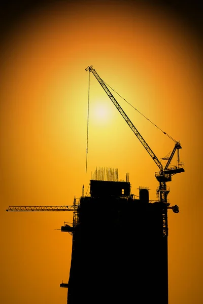 Silhouette Budowa Placu Budowy Dźwigów Wysokim Gruncie Tle Zachodu Słońca — Zdjęcie stockowe