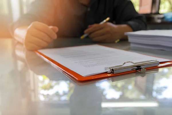 Close Homem Negócios Assinando Contrato Fazendo Acordo Detalhes Contrato Negócios — Fotografia de Stock