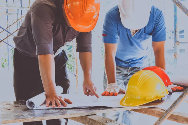 Foreman'la şantiye Binası Projesi konusunda konuşurken mühendisi