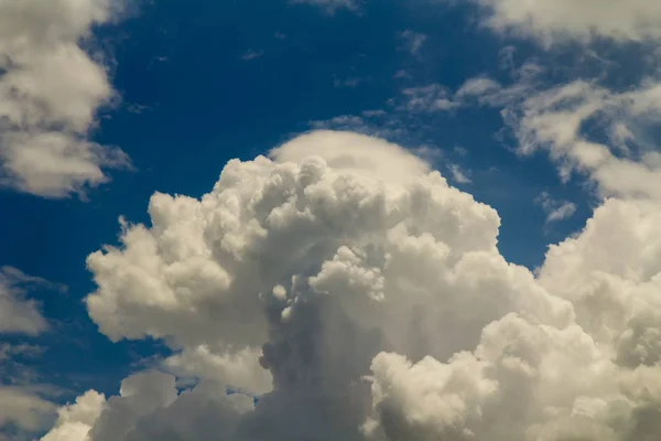 夏には晴れた日の青空背景に白い雲 — ストック写真