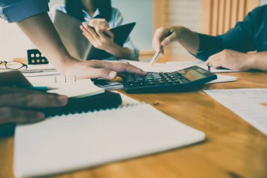 İş ekibi toplantısı ve proje planı. İş adamları toplantı odasında tartışıyor. İş projesinde birlikte çalışan profesyonel bir yatırımcı. Finans yöneticilerinin görevi.