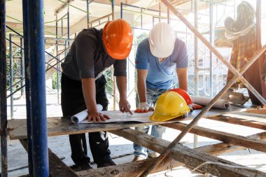 Foreman'la şantiye Binası Projesi konusunda konuşurken mühendisi