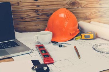 Plan üzerinde kask ve kahve ile ölçüm aracı, mimari kavram