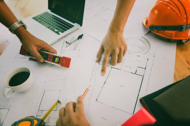 Ofiste birlikte çalışan kendine güvenen bir mimar ekibi. Sonra da masa başında yeni bir başlangıç projesi hakkında tartışıyorlar. Mimar, mühendisle ofisteki proje, mimari konsept hakkında görüştü