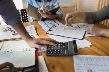 İş ekibi toplantısı ve proje planı. İş adamları toplantı odasında tartışıyor. İş projesinde birlikte çalışan profesyonel bir yatırımcı. Finans yöneticilerinin görevi.