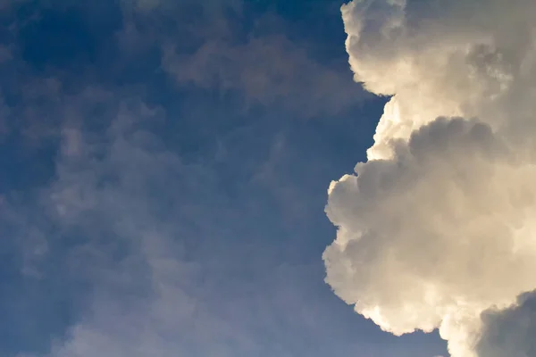 夏には晴れた日の青空背景に白い雲 — ストック写真