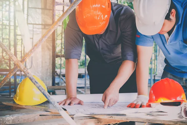 Foreman'la şantiye Binası Projesi konusunda konuşurken mühendisi