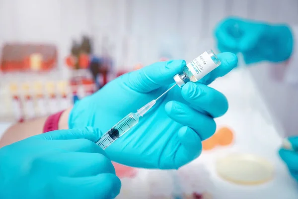 연구가 과학자들은 실험실에서 주사기에 백신을 넣습니다 연구진 Covid 바이러스 치료를 — 스톡 사진