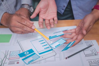 UX ya da UI tasarımcıları akıllı telefon uygulama düzeni prototip projeleri üzerinde tasarım yapıyorlar.