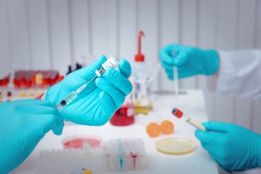 Laboratuvarda araştırmacı test aşısı örneği. Araştırmacı COVID-19 virüsünü tedavi etmek için aşı icat ediyor..