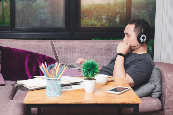 Jongeman Bank Videogesprek Met Collega Laptop Het Thuiskantoor Man Dragen — Stockfoto