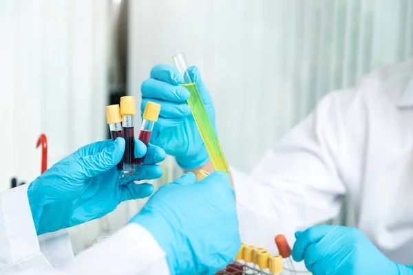 Los Investigadores Analizan Muestras Sangre Plasma Laboratorio Los Investigadores Están — Foto de Stock