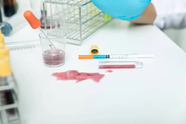 Onderzoekers Morsten Geïnfecteerd Bloed Chemicaliën Die Tafel Vloeiden — Stockfoto