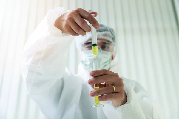 Investigador Analiza Plasma Sanguíneo Laboratorio Los Investigadores Están Inventando Vacunas — Foto de Stock