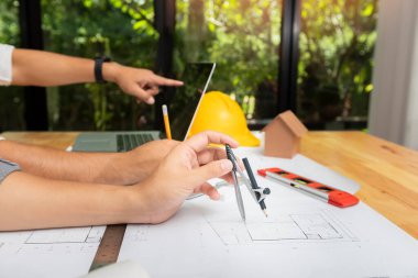 Ofiste birlikte çalışan kendine güvenen bir mimar ekibi. Masadaki yeni başlangıç projesini tartışıyorlar. Mimar, mühendisle ofisteki proje, mimari konsept hakkında görüştü