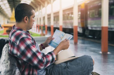 İstasyonda oturan haritalı genç bir gezgin nereye gideceğini seçer. Gezgin kavramı trenle seyahat eder..