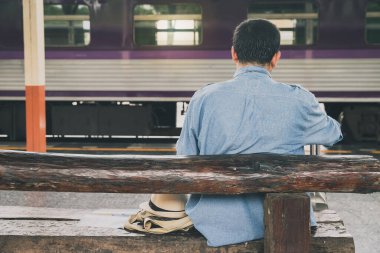 İstasyonda oturan haritalı genç bir gezgin nereye gideceğini seçer. Gezgin kavramı trenle seyahat eder..