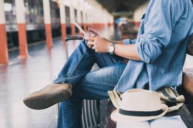 İstasyonda oturan haritalı genç bir gezgin nereye gideceğini seçer. Gezgin kavramı trenle seyahat eder..