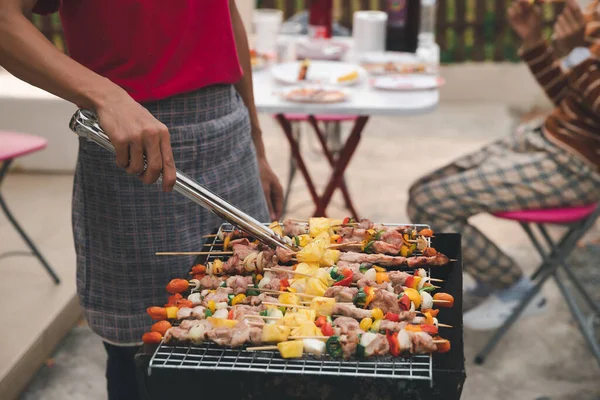 夕食会で豚肉とバーベキューを焼く男 食べ物 家族の時間の概念 — ストック写真
