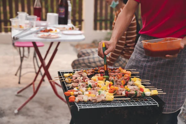 Akşam Yemeğinde Izgara Domuz Barbekü Yapan Bir Adam Yiyecek Insan — Stok fotoğraf