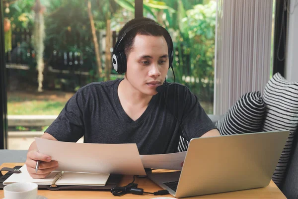 Zakenman Videogesprek Met Klanten Laptop Het Thuiskantoor Man Dragen Koptelefoon — Stockfoto