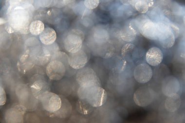 Koyu arkaplanda Gri Soyut Bokeh Işık Efekti.