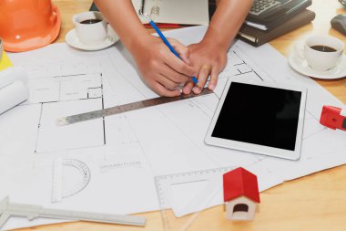 Ev ofisinde yeni bir başlangıç projesiyle çalışan mimar. Evden çalış..