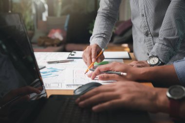 UX ya da UI tasarımcıları akıllı telefon uygulama düzeni prototip projeleri üzerinde tasarım yapıyorlar.