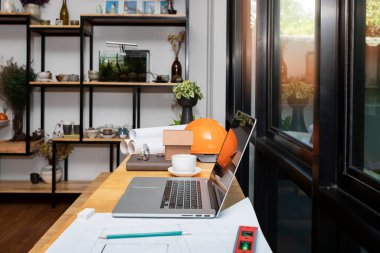 Dizüstü bilgisayarda planlar ve mimarların ev modelleri var..