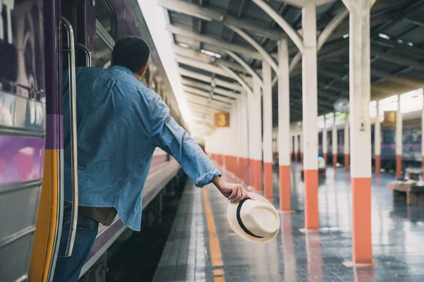 Hombre Con Sombrero Sosteniendo Pasamanos Tren Puerta Abierta Gente Viaja —  Fotos de Stock
