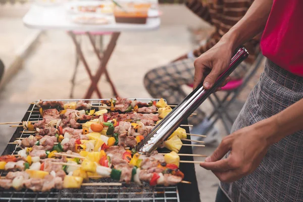 夕食会で豚肉とバーベキューを焼く男 食べ物 家族の時間の概念 — ストック写真
