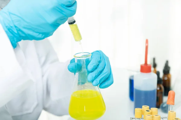 研究人员或科学家在实验室将液体样品装入烧杯 研究人员正在研发治疗Covid 19病毒的疫苗和药物 — 图库照片