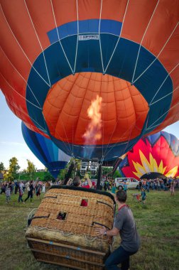 RYAZAN, RUSSIA - 8 AĞUSTOS 2017: Turuncu sıcak hava balonunu fırlatan iki adam