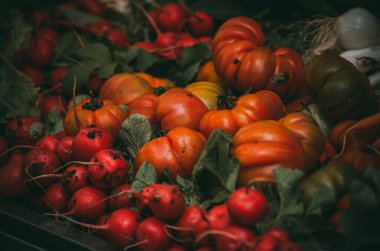 Markette bir yığın sebze. Güzel olgun domates ve turplar. Sığ odak ile fotoğraf kapat.