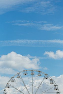 Mavi bulutlu gökyüzünde dönme dolap. Mutlu tatiller zaman Arka plan kavramı.