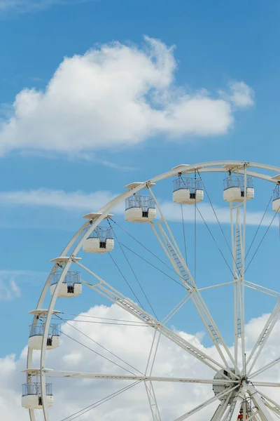 Roda gigante no céu azul nublado. Contexto conceito de feliz — Fotografia de Stock