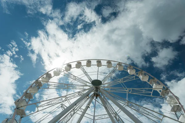 Ferris kerék a kék felhős égen. Háttér fogalma boldog — Stock Fotó
