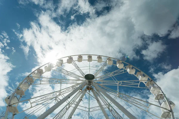 Ferris kerék a kék felhős égen. Háttér fogalma boldog — Stock Fotó