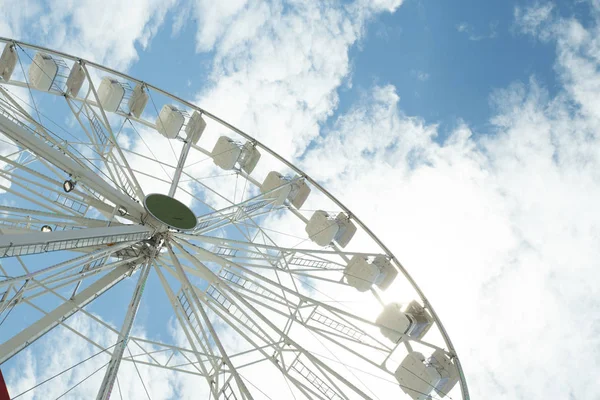 Ferris kerék a kék felhős égen. Háttér fogalma boldog — Stock Fotó