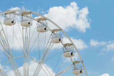 Mavi bulutlu gökyüzünde dönme dolap. Mutlu tatiller zaman Arka plan kavramı.