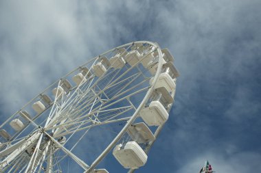 Mavi bulutlu gökyüzünde dönme dolap. Mutlu tatiller zaman Arka plan kavramı.