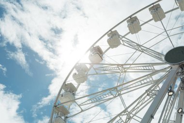 Mavi bulutlu gökyüzünde dönme dolap. Mutlu tatiller zaman Arka plan kavramı.