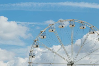 Mavi bulutlu gökyüzünde dönme dolap. Mutlu tatiller zaman Arka plan kavramı.