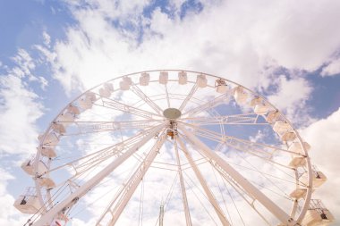 Renkli bulutlu gökyüzünde dönme dolap. Mutlu tatiller zaman Arka plan kavramı.