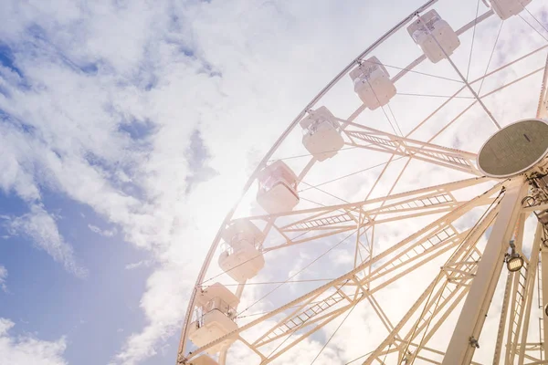 Roda gigante no colorido céu nublado. Contexto conceito de feriados felizes tempo . — Fotografia de Stock