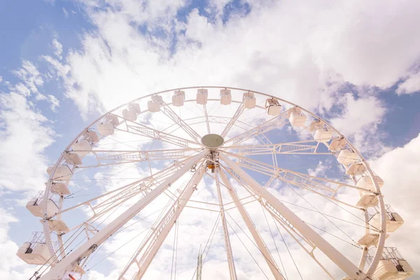 Grande roue sur le ciel nuageux coloré. Concept de fond de vacances heureuses . Photos De Stock Libres De Droits